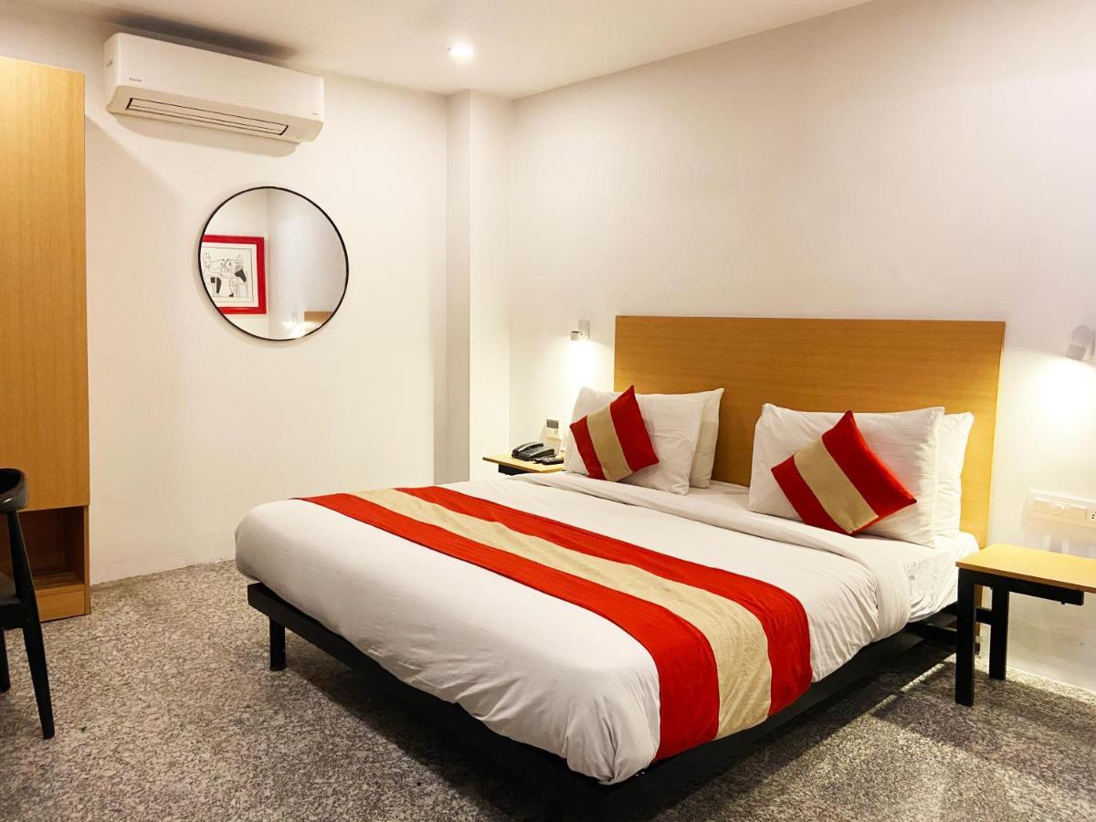 Hotel Golden Saffron By Qotel-Punjabi Bagh Нью-Дели Экстерьер фото