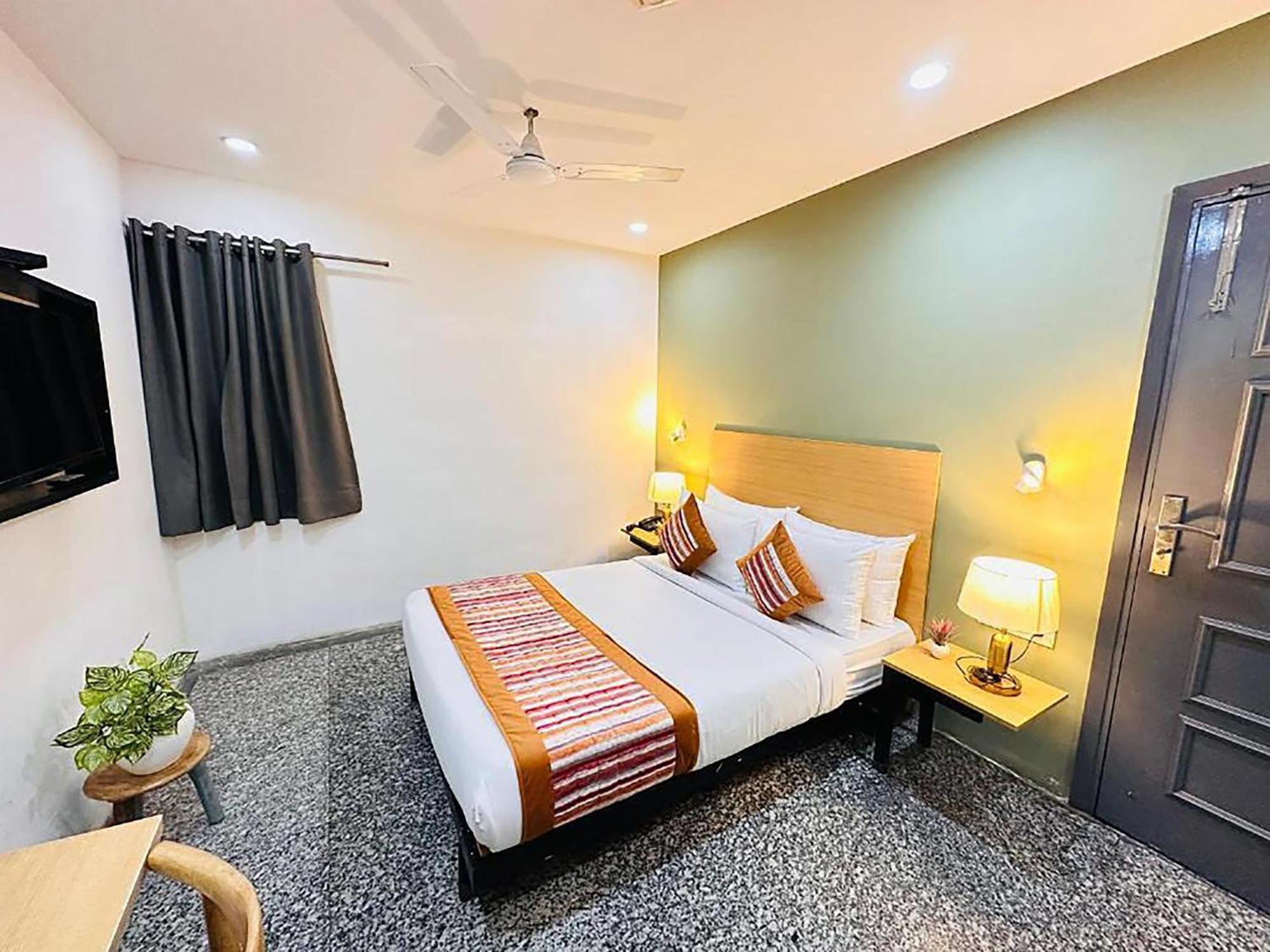 Hotel Golden Saffron By Qotel-Punjabi Bagh Нью-Дели Экстерьер фото