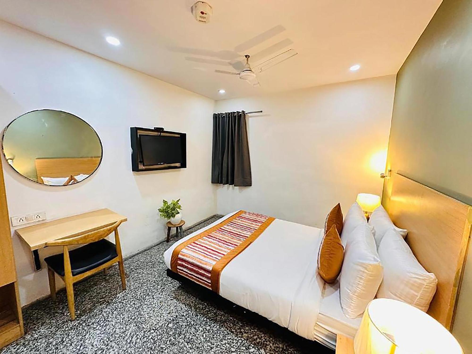 Hotel Golden Saffron By Qotel-Punjabi Bagh Нью-Дели Экстерьер фото