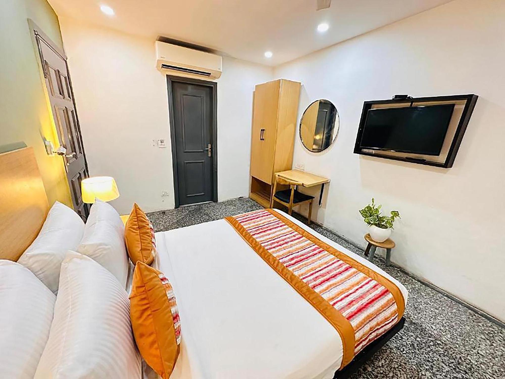 Hotel Golden Saffron By Qotel-Punjabi Bagh Нью-Дели Экстерьер фото